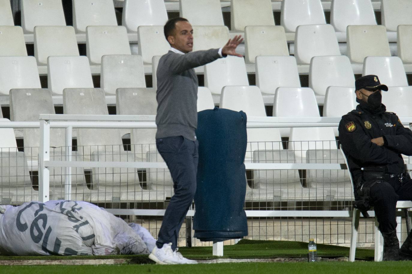 Fotos: El Cartagena tira el trabajo por la borda