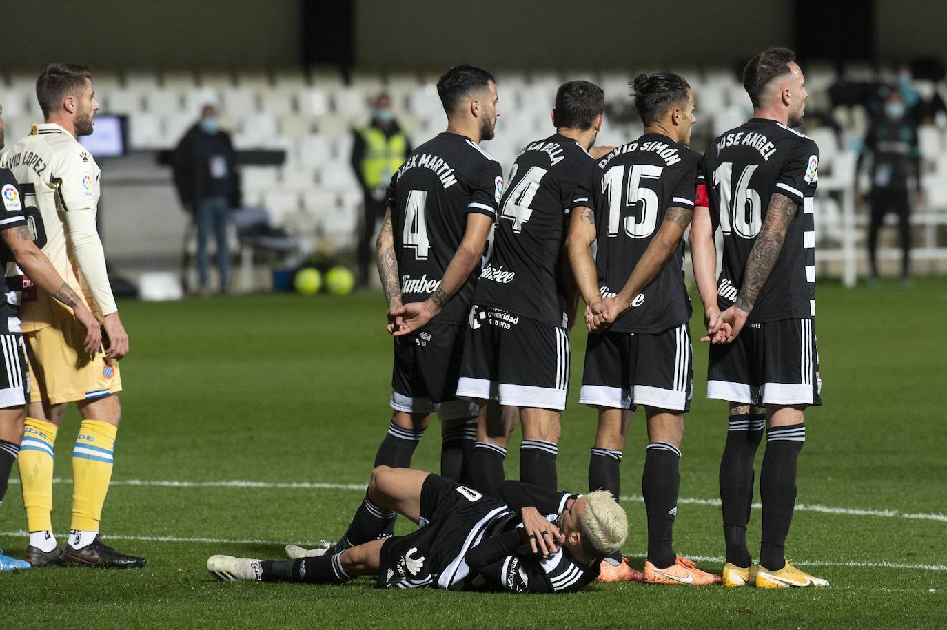 Fotos: El Cartagena tira el trabajo por la borda