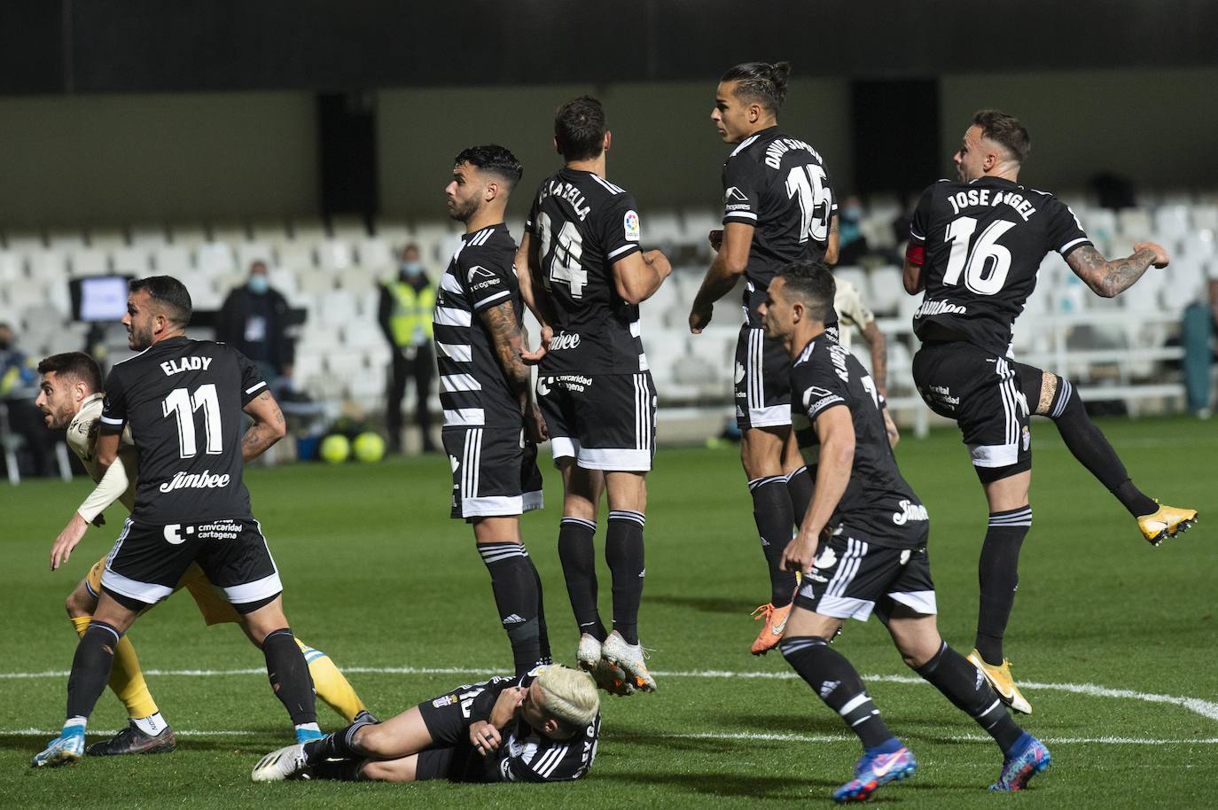 Fotos: El Cartagena tira el trabajo por la borda