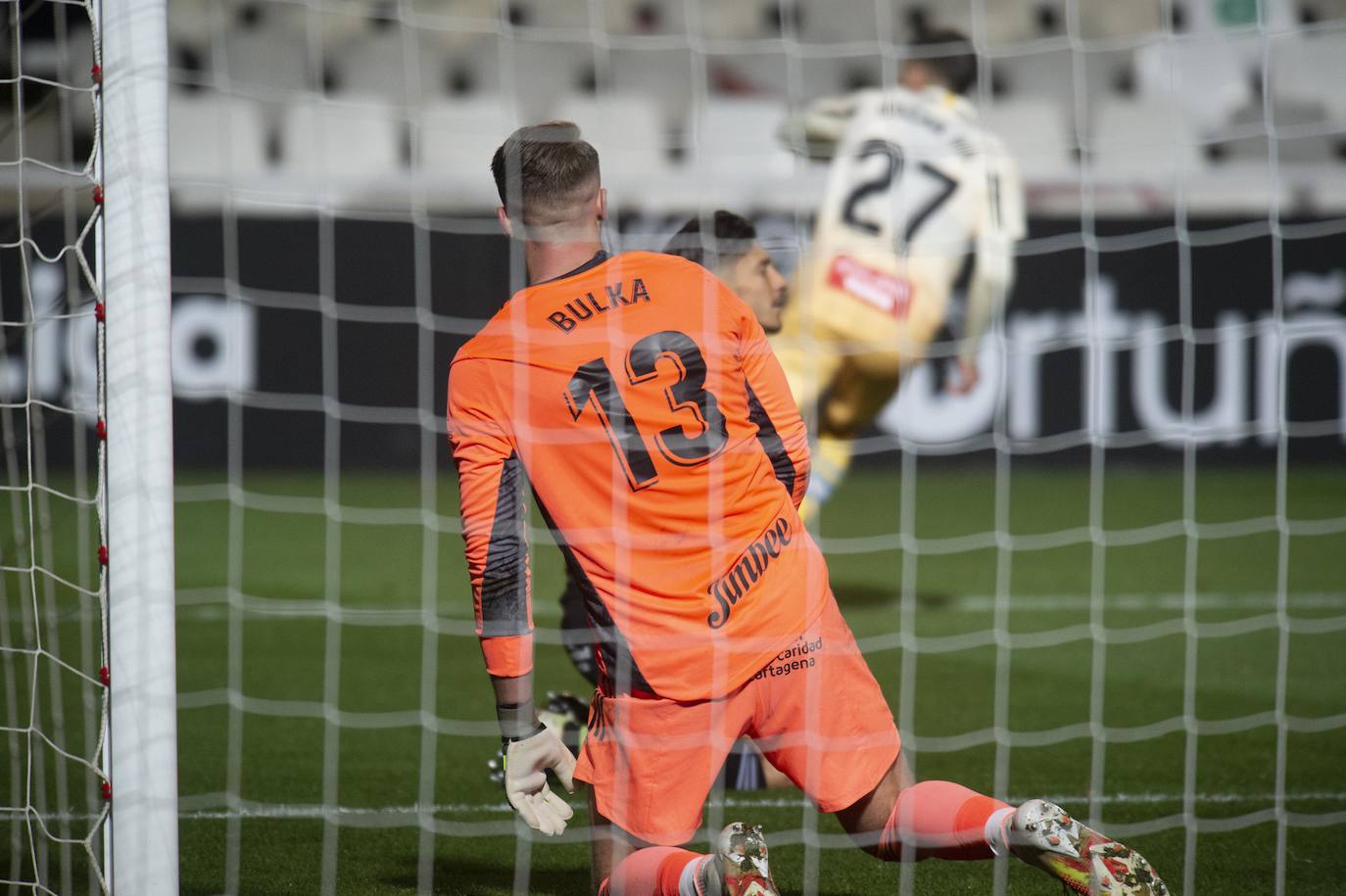 Fotos: El Cartagena tira el trabajo por la borda