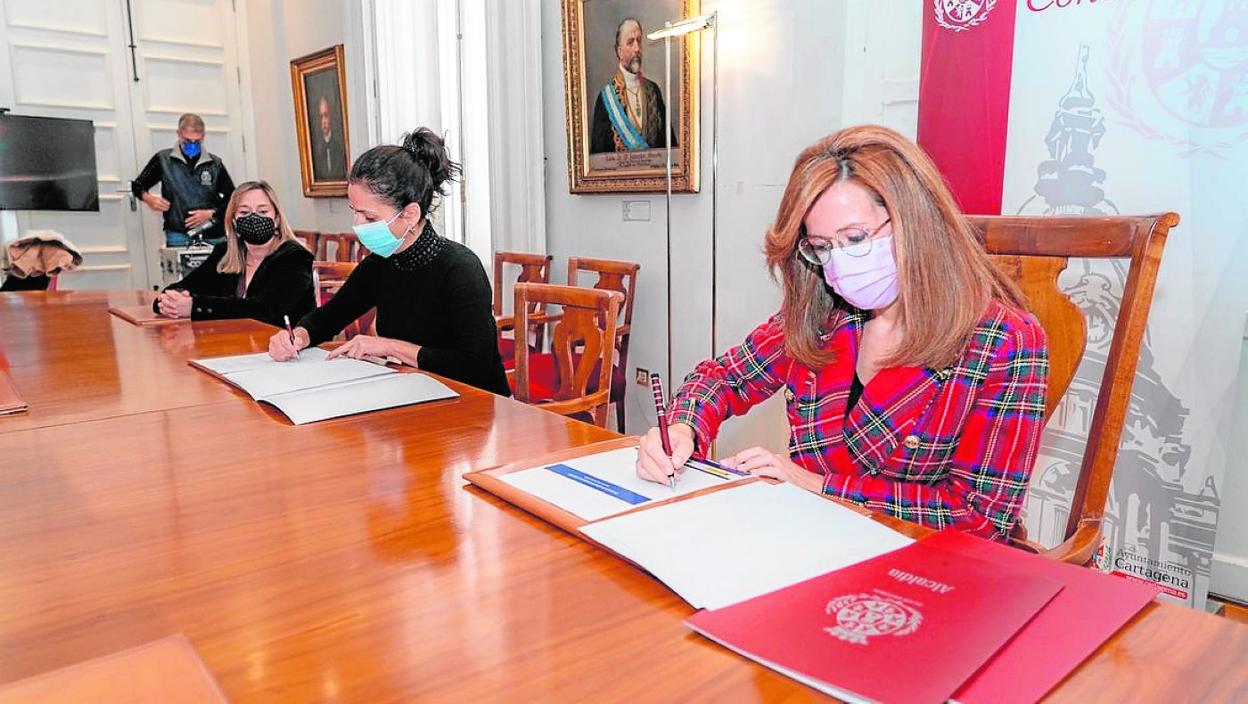 Firma del acuerdo por parte de Cristina Sánchez y Ana Belén Castejón, ayer en el Palacio Consistorial. 