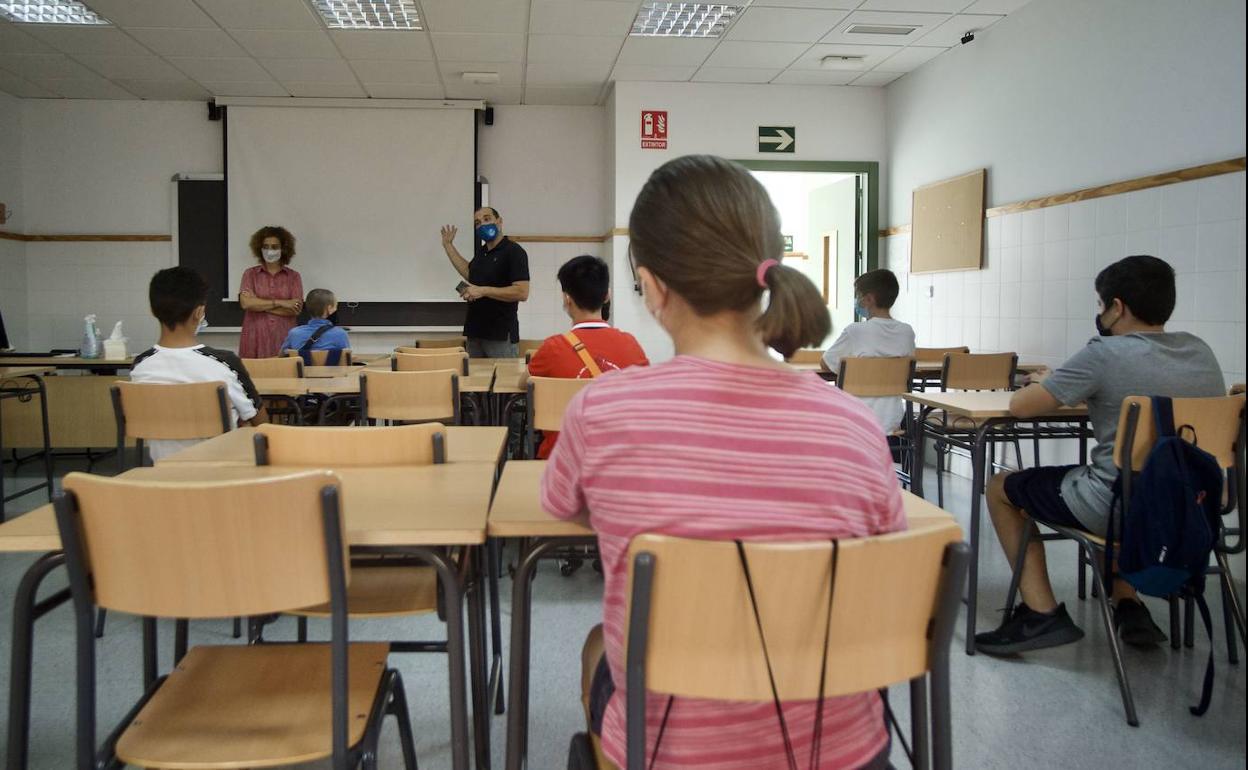 Estudiantes en un aula del IES Alfonso X, en Murcia, en una fotografía de archivo.