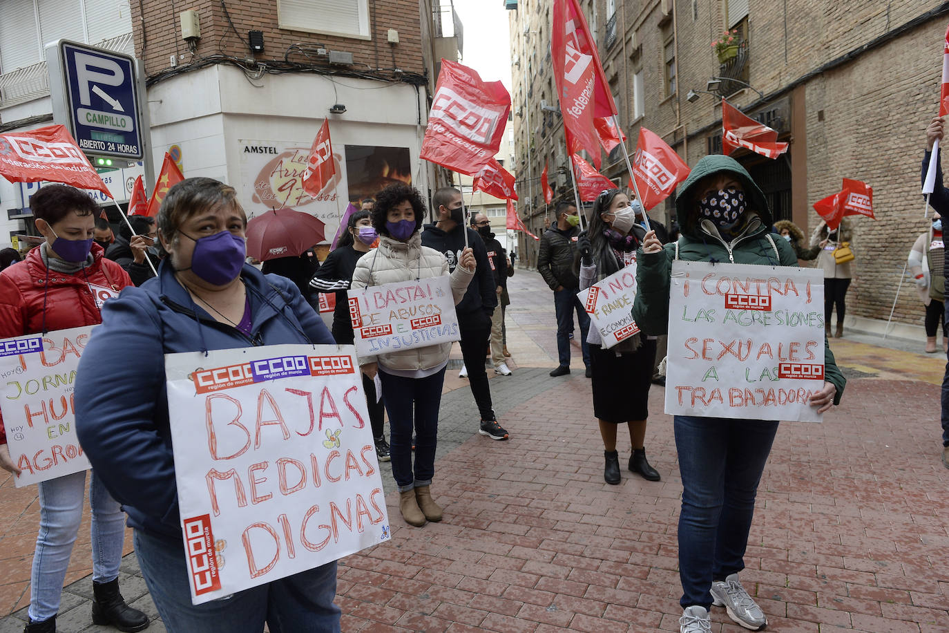 Fotos: Concentración de trabajadores del campo en la sede de la Croem en Murcia