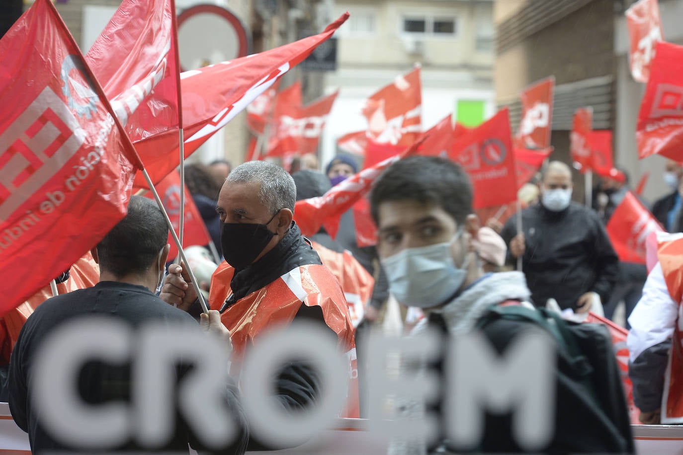Fotos: Concentración de trabajadores del campo en la sede de la Croem en Murcia