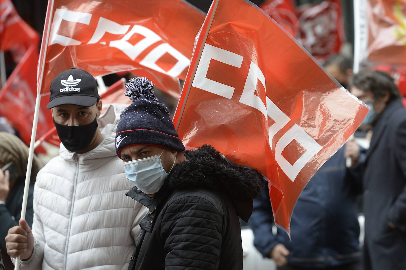 Fotos: Concentración de trabajadores del campo en la sede de la Croem en Murcia