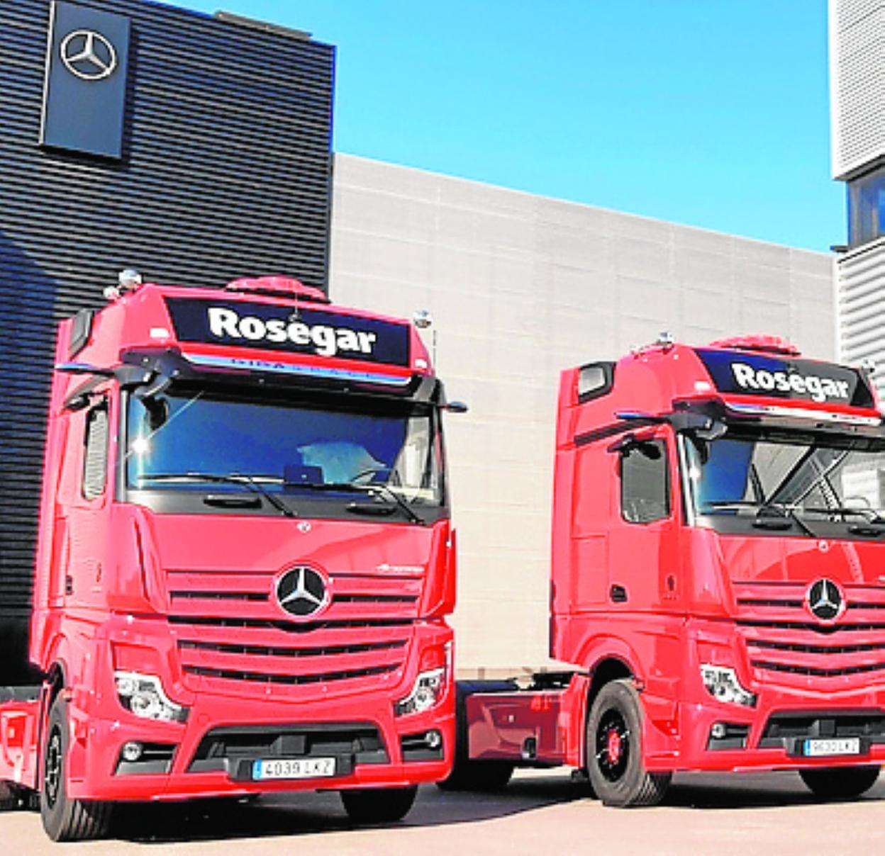 Comercial Dimovil entrega dos unidades del nuevo Actros 1853 LS a Grupo Rosegar