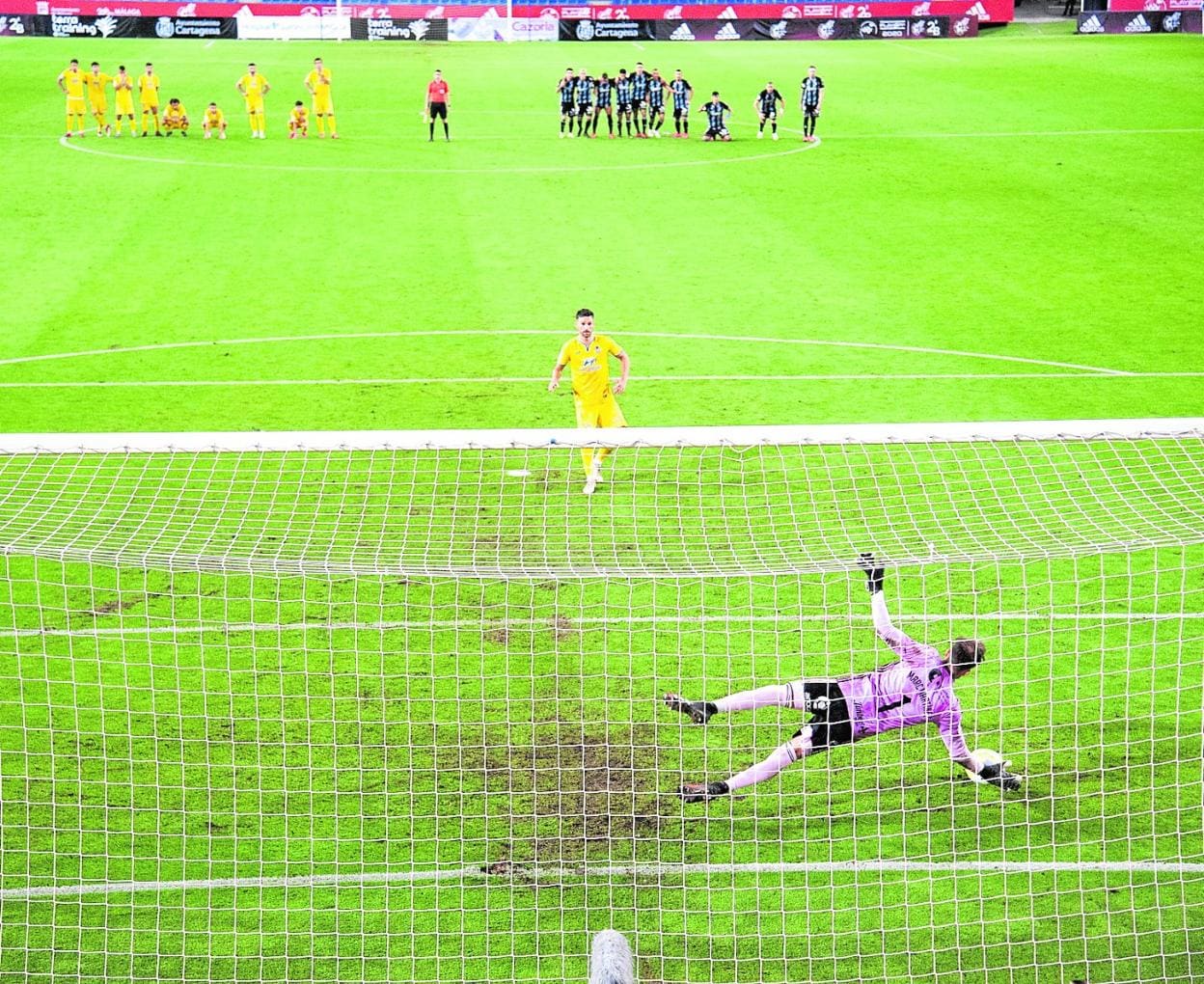 Marc Martínez, arquero albinegro, detiene el penalti que da el ascenso al Cartagena en La Rosaleda, el pasado mes de julio. 