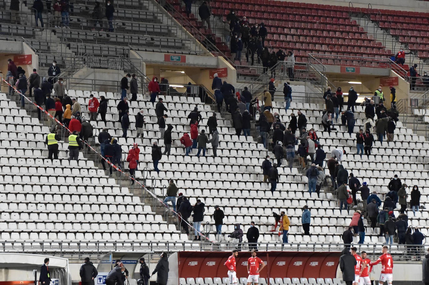 Fotos: Los aficionados del Real Murcia tiñen de grana las gradas del Enrique Roca nueve meses después