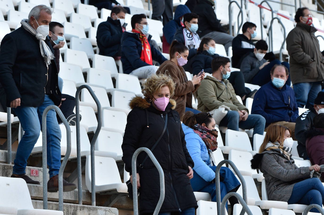 Fotos: Los aficionados del Real Murcia tiñen de grana las gradas del Enrique Roca nueve meses después