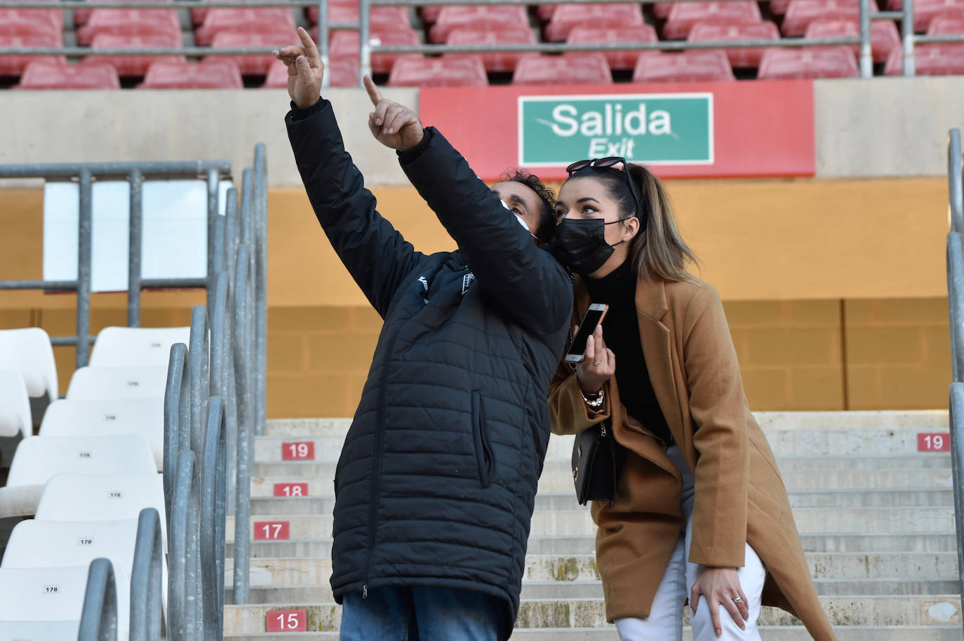Fotos: Los aficionados del Real Murcia tiñen de grana las gradas del Enrique Roca nueve meses después