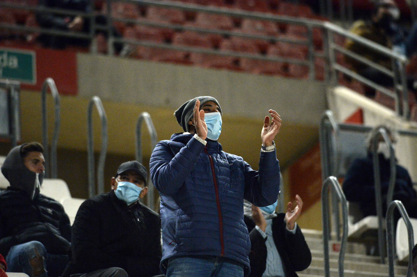 Fotos: Los aficionados del Real Murcia tiñen de grana las gradas del Enrique Roca nueve meses después