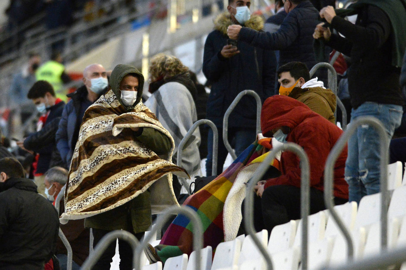 Fotos: Los aficionados del Real Murcia tiñen de grana las gradas del Enrique Roca nueve meses después