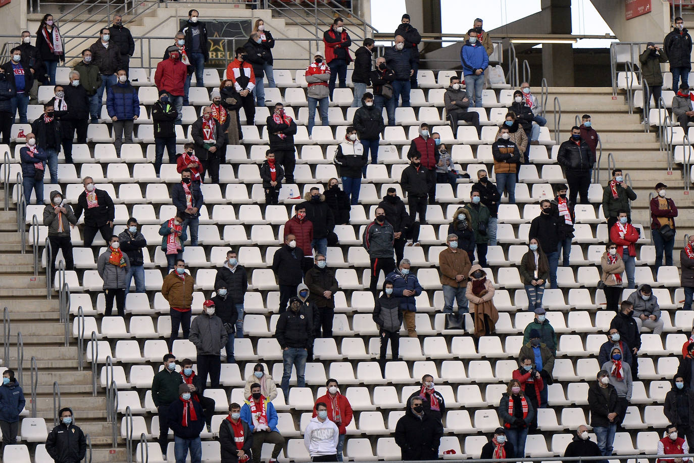 Fotos: Los aficionados del Real Murcia tiñen de grana las gradas del Enrique Roca nueve meses después