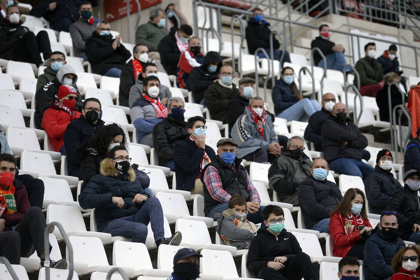 Fotos: Los aficionados del Real Murcia tiñen de grana las gradas del Enrique Roca nueve meses después