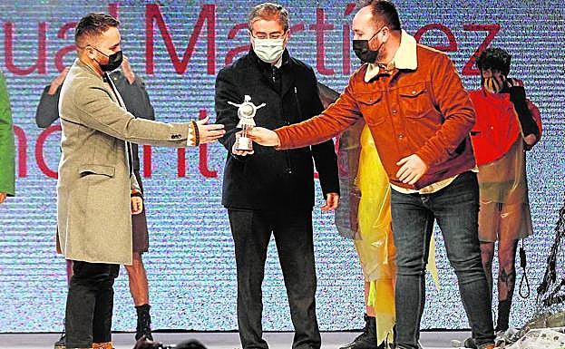 Jesús Pacheco entrega el premio a Pascual Martínez y Vincent Sáez.