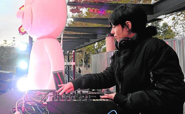 Dj Carrie Palmer y el 'Gran Oso' compartiendo escenario.