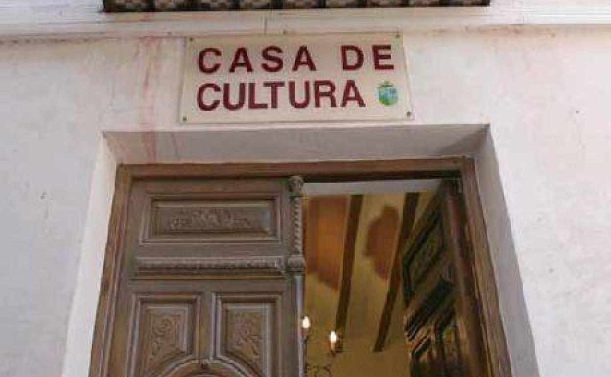 Entrada a la Casa de Cultura Paco Rabal.
