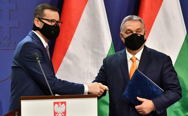 Mateusz Morawiecki y Viktor Orban, primeros ministros de Polonia y Hungría. 