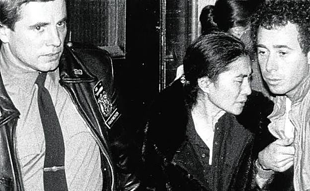 Yoko Ono en el lugar del asesinato, el 8 de diciembre de 1970.