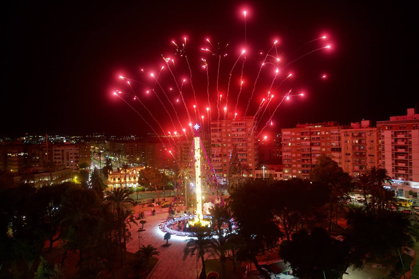 Fotos: El árbol de Navidad de Murcia ya brilla en la Plaza Circular