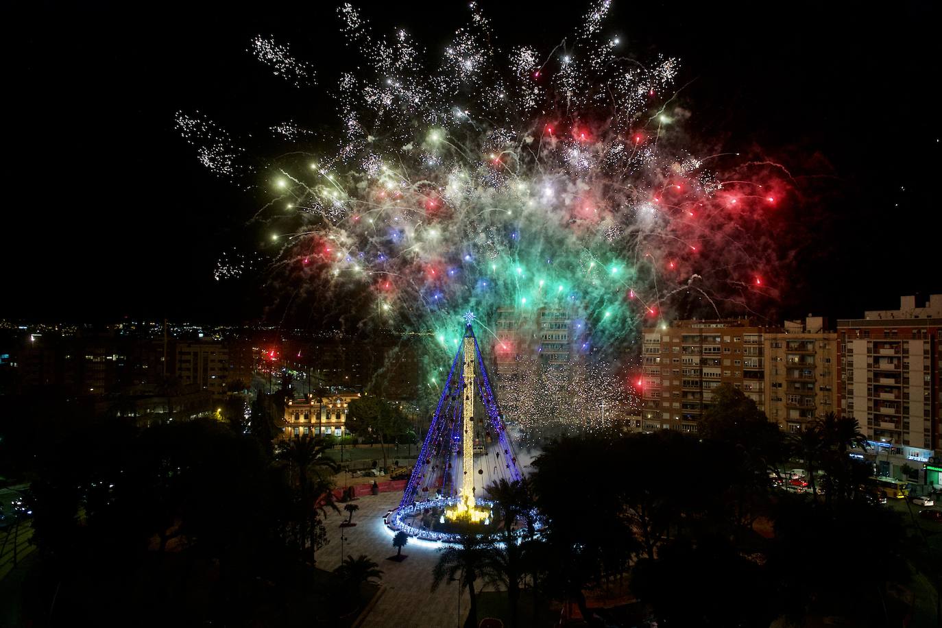 Fotos: El árbol de Navidad de Murcia ya brilla en la Plaza Circular