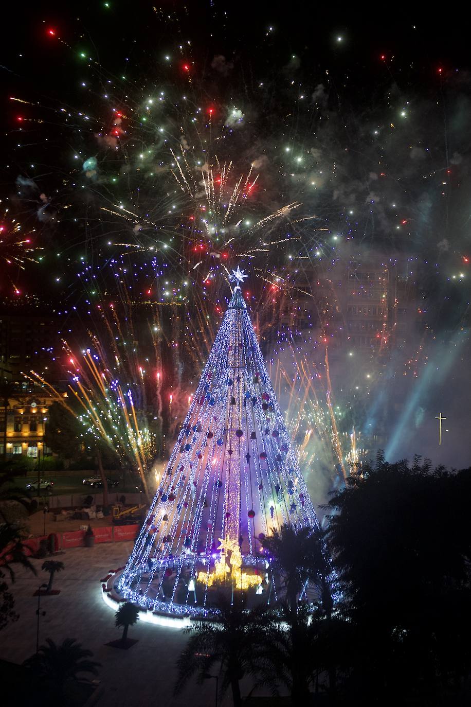 Fotos: El árbol de Navidad de Murcia ya brilla en la Plaza Circular