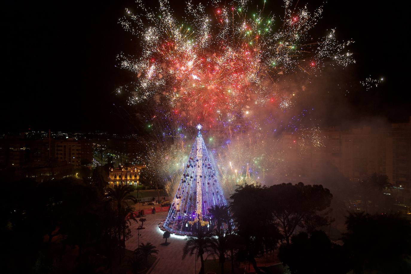 Fotos: El árbol de Navidad de Murcia ya brilla en la Plaza Circular