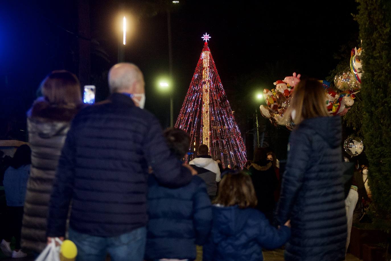 Fotos: El árbol de Navidad de Murcia ya brilla en la Plaza Circular