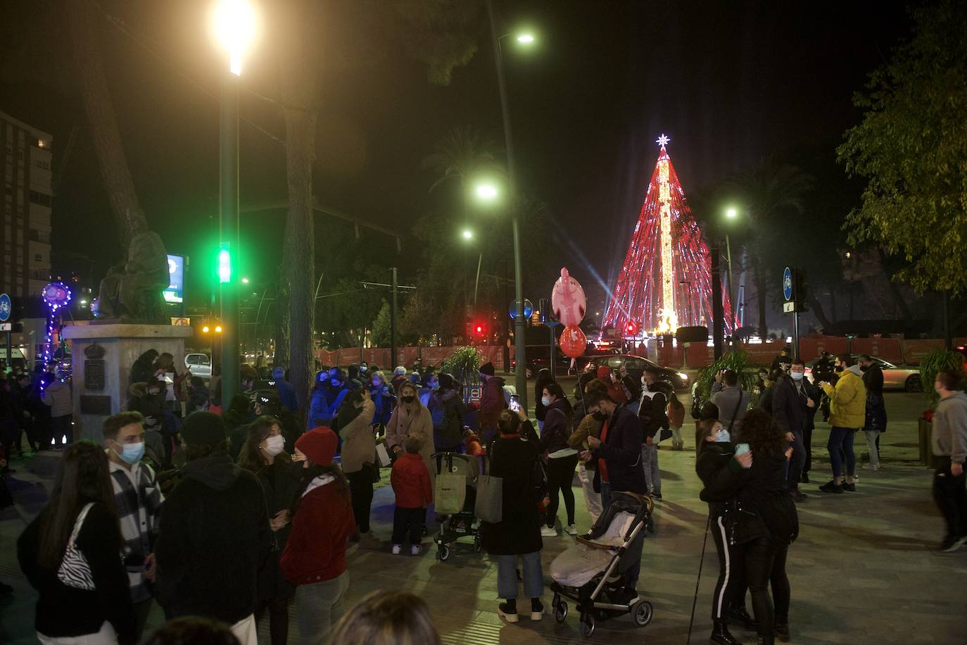 Fotos: El árbol de Navidad de Murcia ya brilla en la Plaza Circular