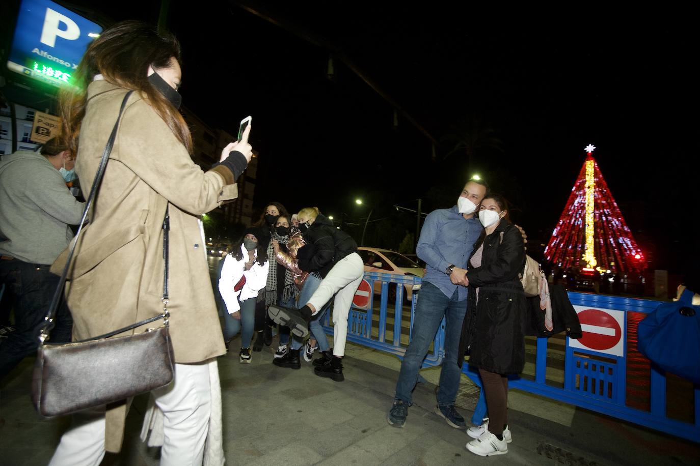 Fotos: El árbol de Navidad de Murcia ya brilla en la Plaza Circular