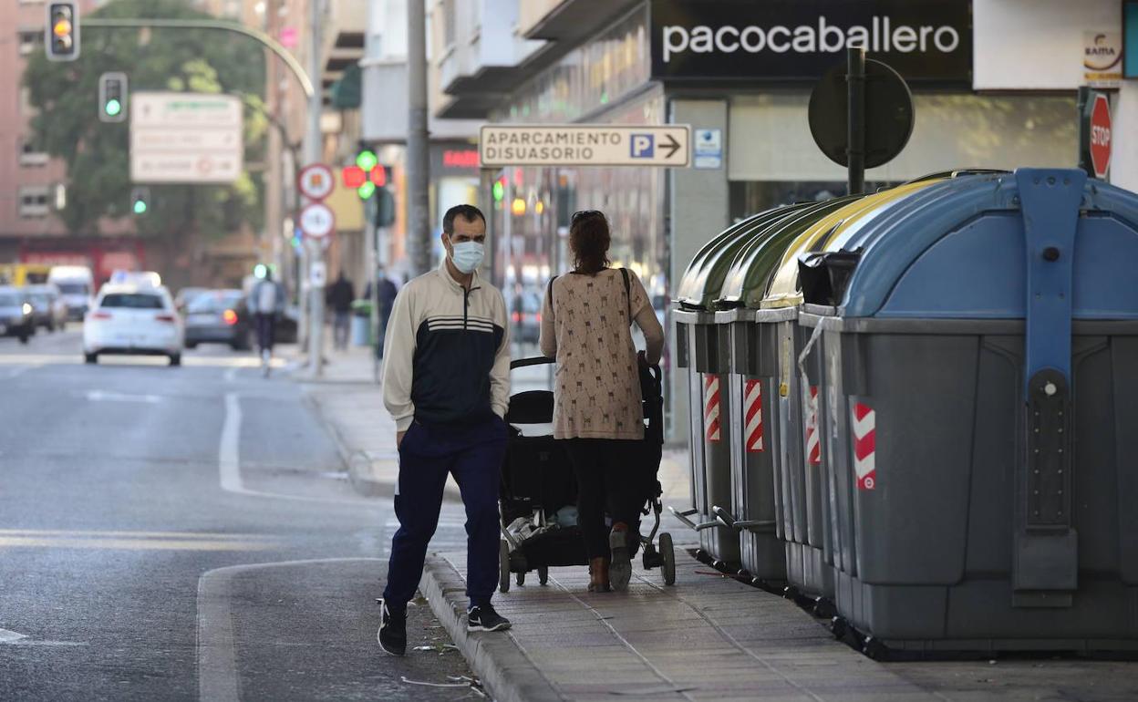 Un hombre con mascarilla en una calle de Murcia en una foto de archivo..