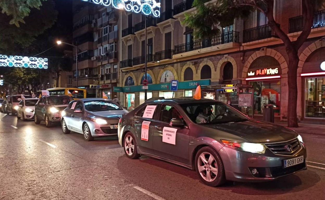 Varios vehículos protestan por las calles de Murcia, este jueves.