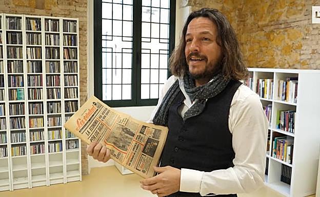 El director del Ibaff con el periódico del día en que nació. 