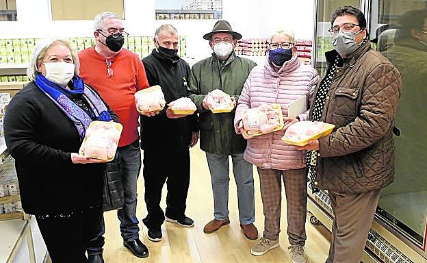 Miembros de la Junta de Distrito Este, este jueves, con pollos para familias necesitadas.
