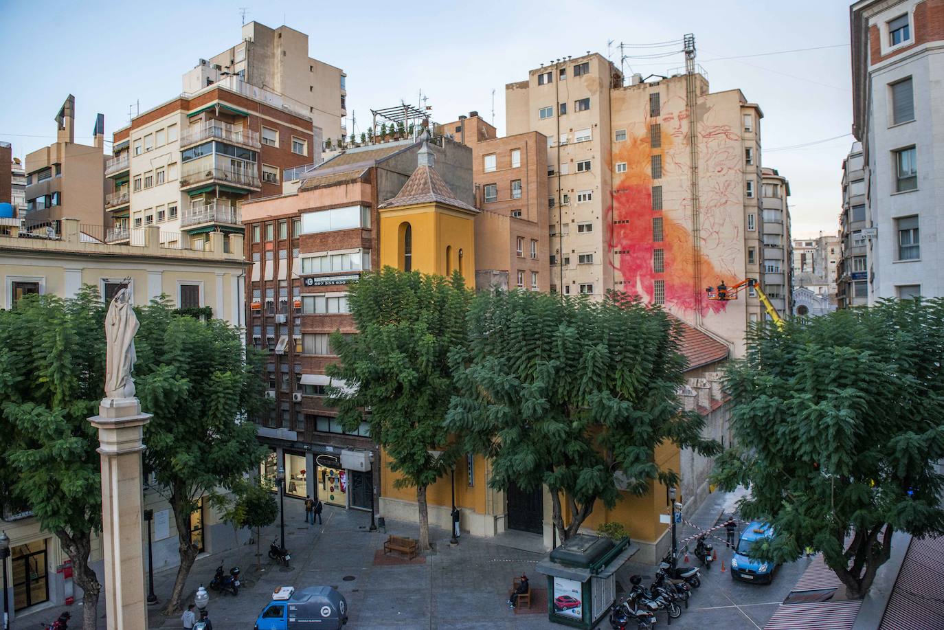 Fotos: Un mujer envuelta en flores decorará un gran mural en Murcia