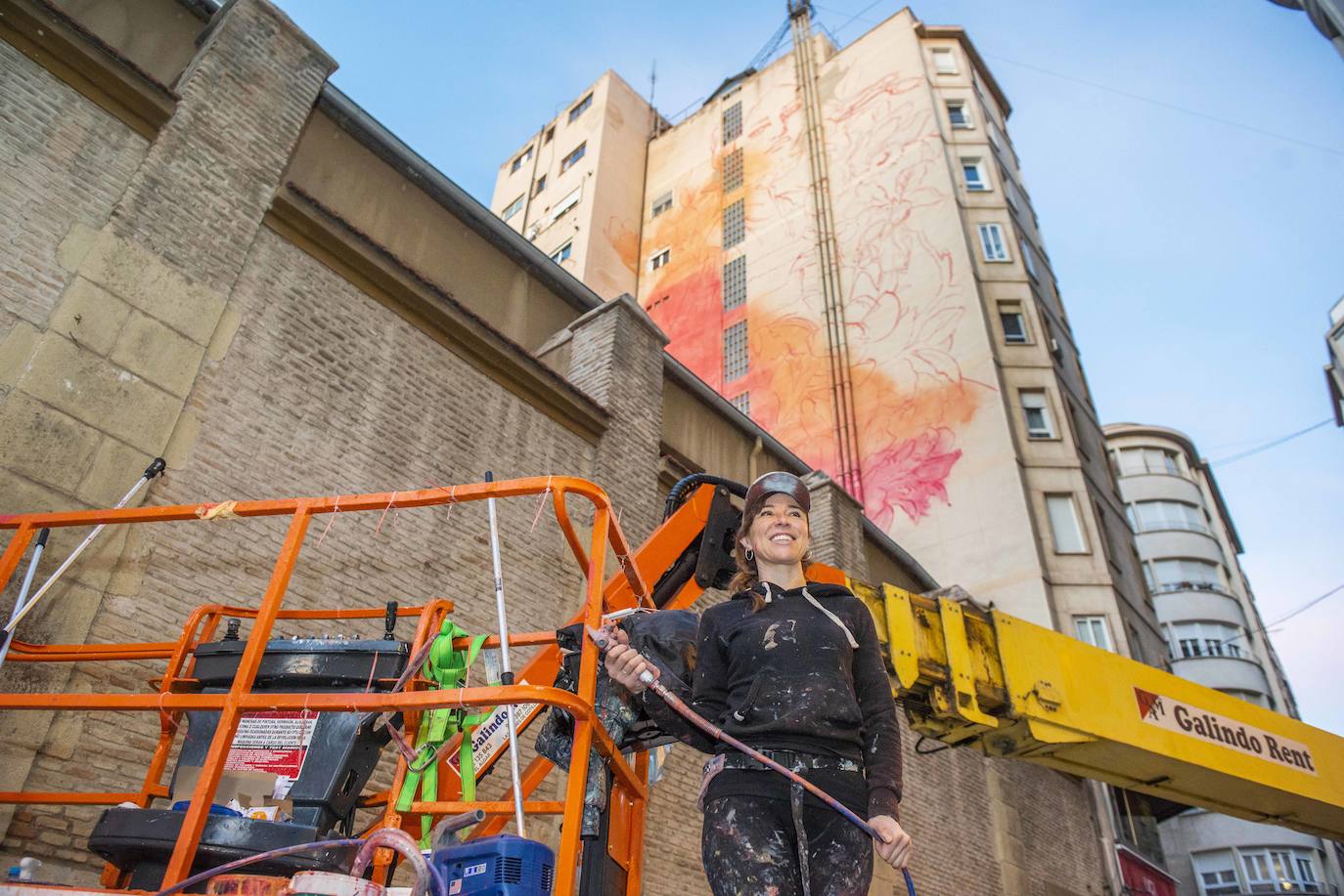 Fotos: Un mujer envuelta en flores decorará un gran mural en Murcia