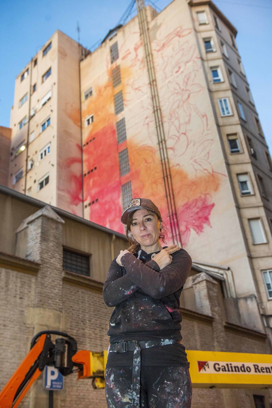 Fotos: Un mujer envuelta en flores decorará un gran mural en Murcia