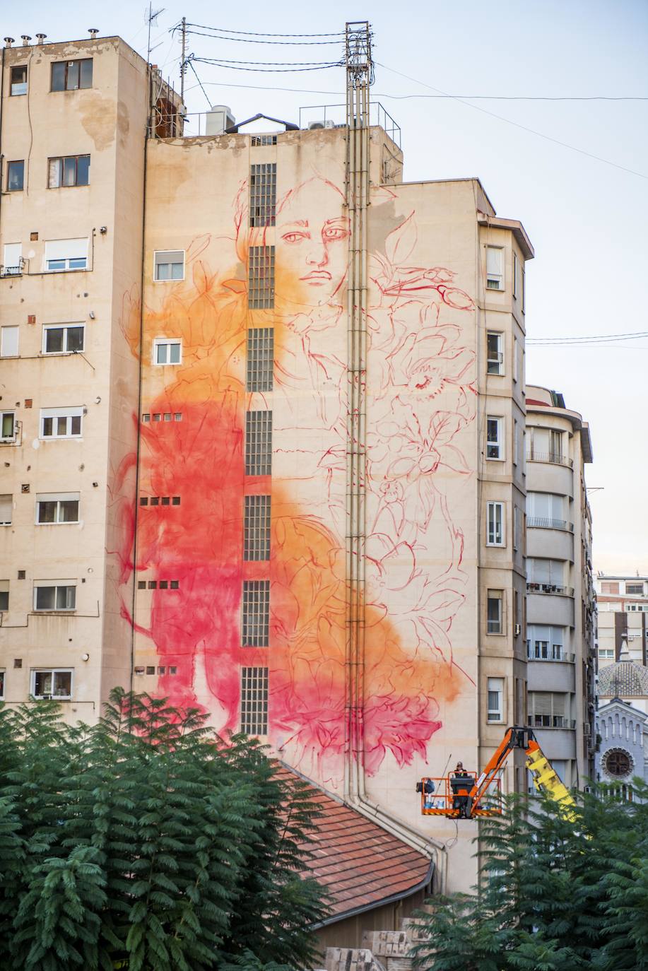 Fotos: Un mujer envuelta en flores decorará un gran mural en Murcia