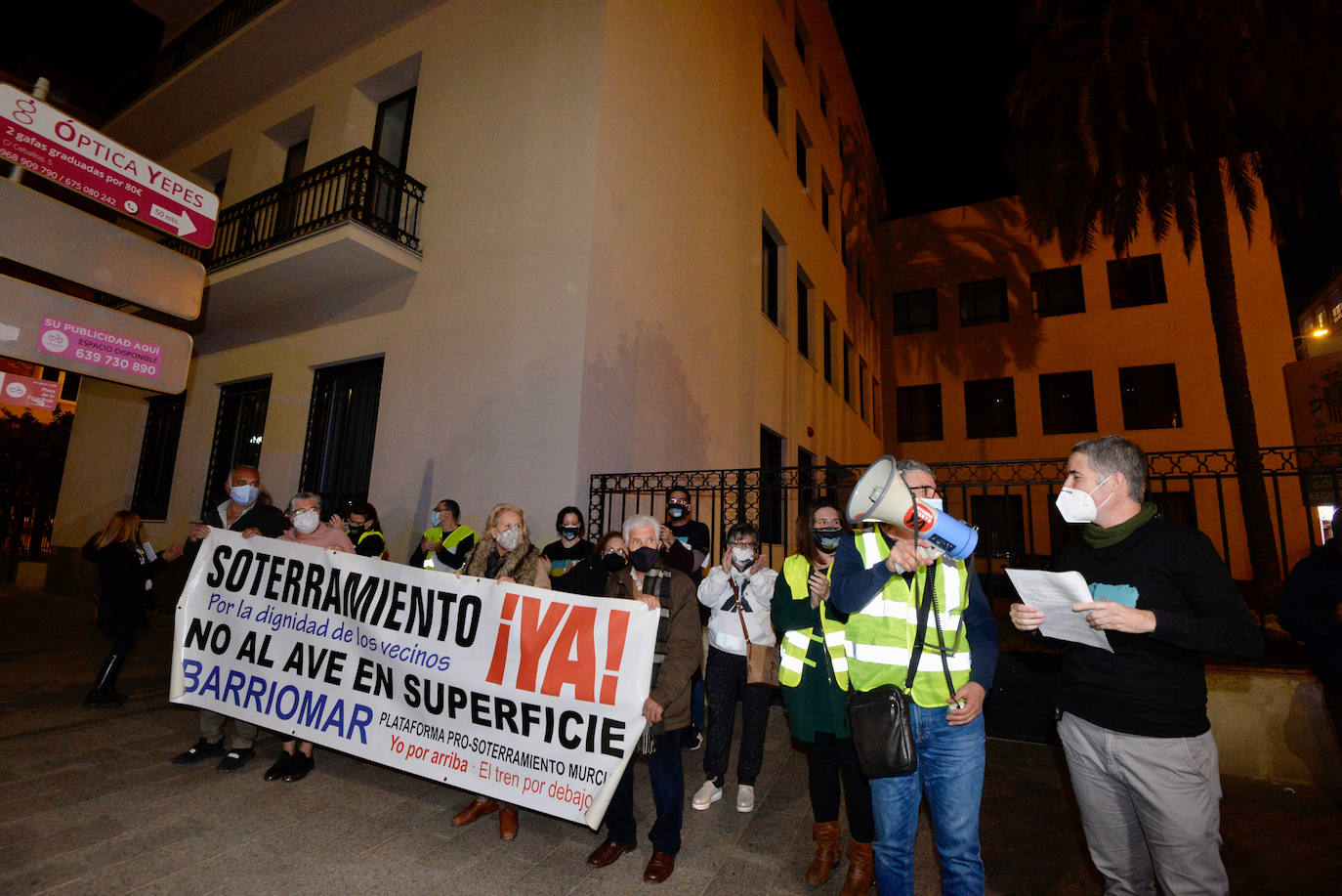 Fotos: Los vecinos del soterramiento claman en la calle por el desbloqueo de las obras