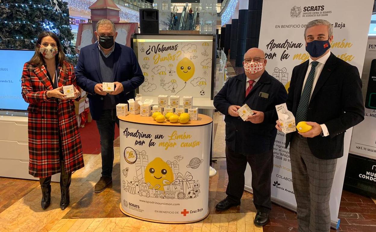 Presentación de los limones solidarios, este viernes.