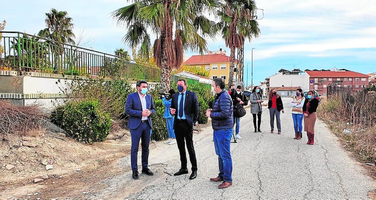 Las autoridades, ayer, en el camino que será reparado. 