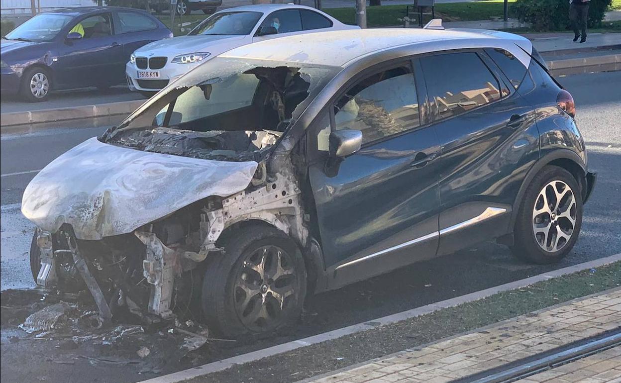 Imagen del coche quemado, este sábado en la pedanía murciana de Santiago y Zaraiche.