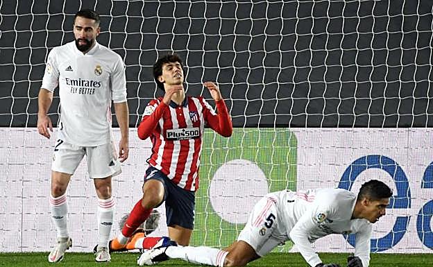 Joao Félix se marcha indignado y Luis Suárez riendo con ironía