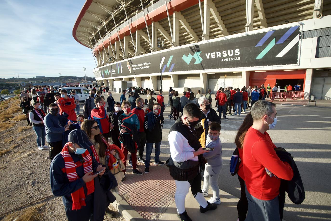 Fotos: La afición del Real Murcia y el UCAM durante el derbi de la capital, en imágenes