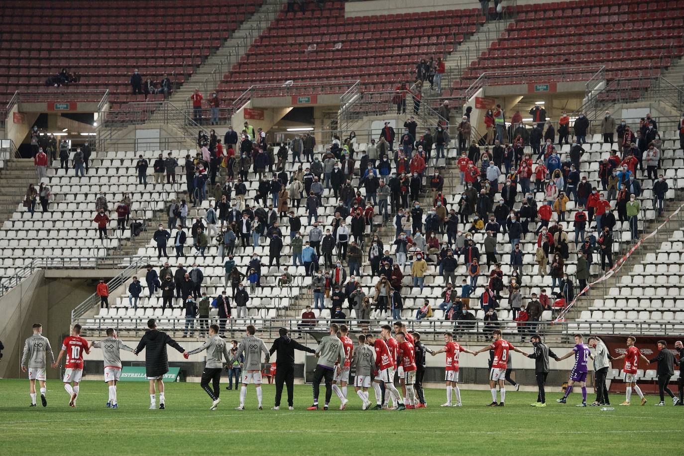 Fotos: La afición del Real Murcia y el UCAM durante el derbi de la capital, en imágenes