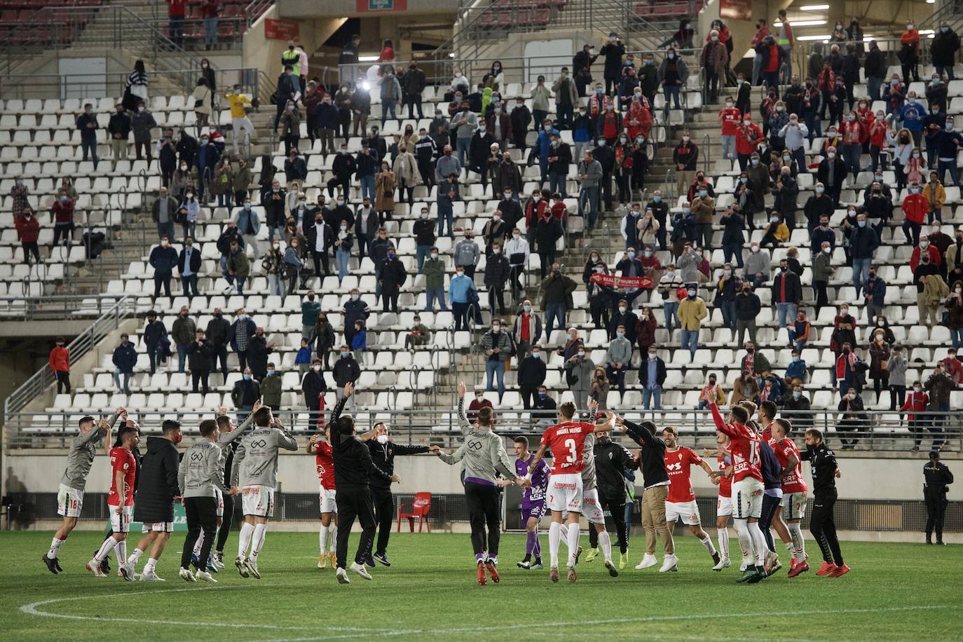 Fotos: La afición del Real Murcia y el UCAM durante el derbi de la capital, en imágenes