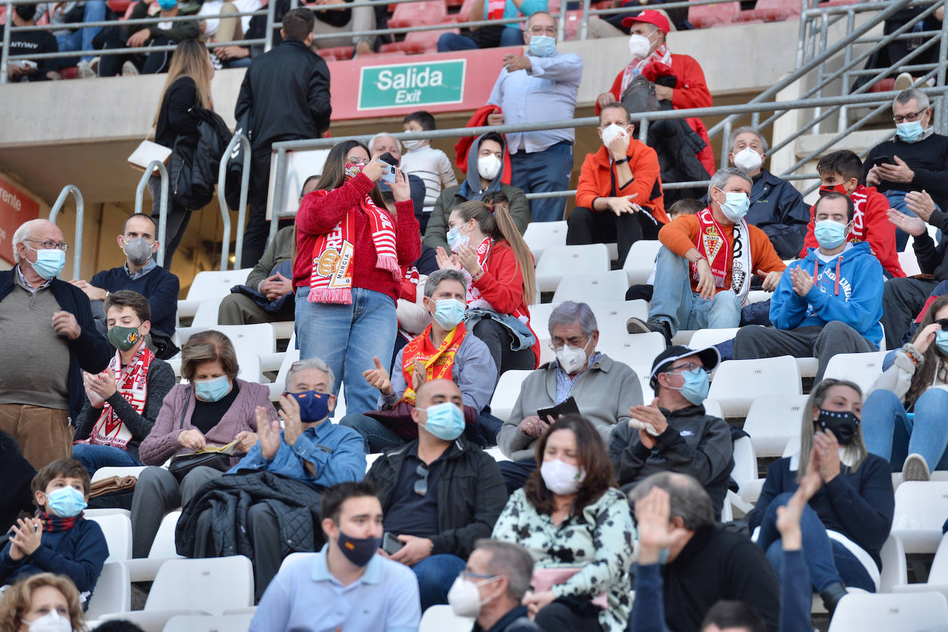 Fotos: La afición del Real Murcia y el UCAM durante el derbi de la capital, en imágenes