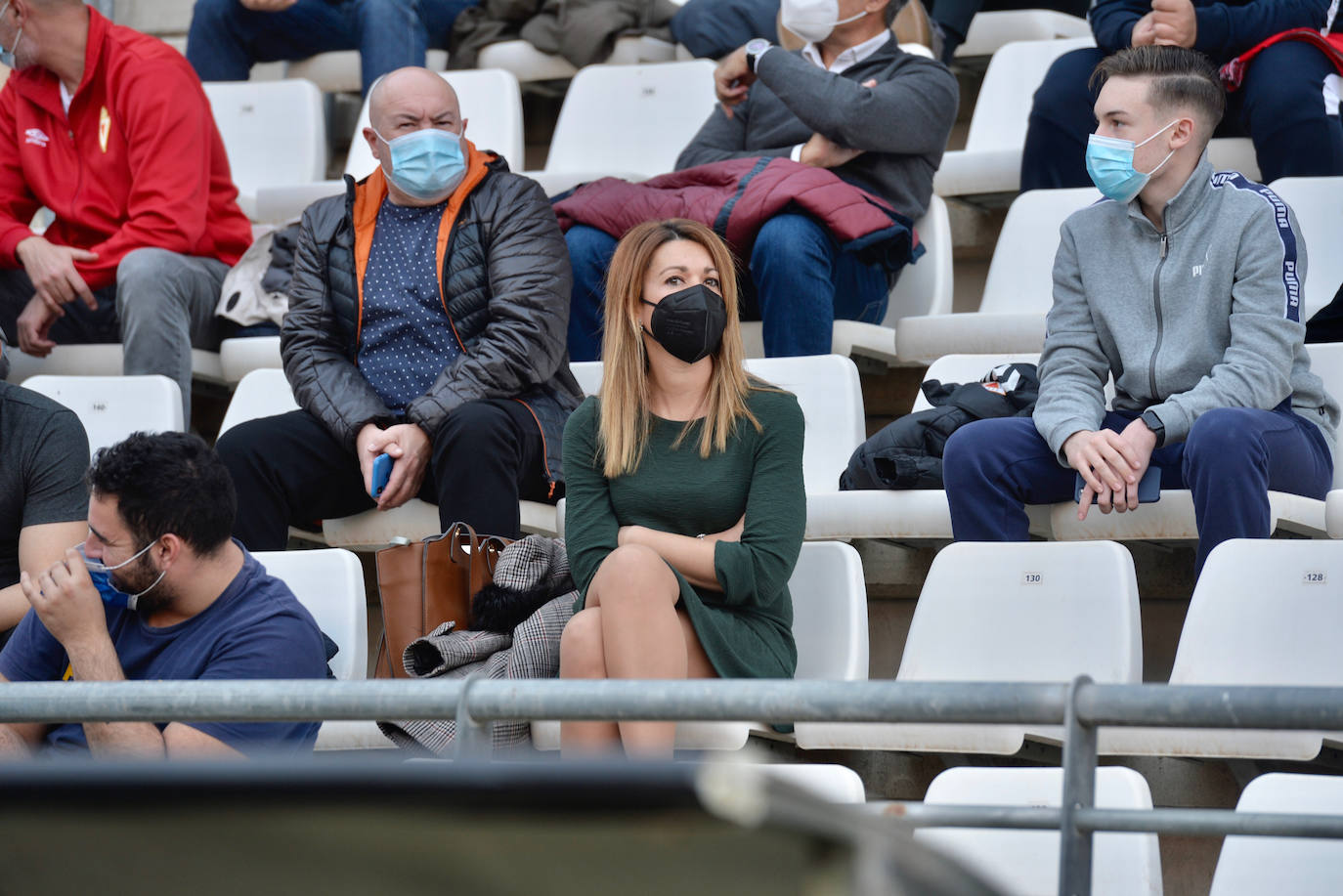 Fotos: La afición del Real Murcia y el UCAM durante el derbi de la capital, en imágenes