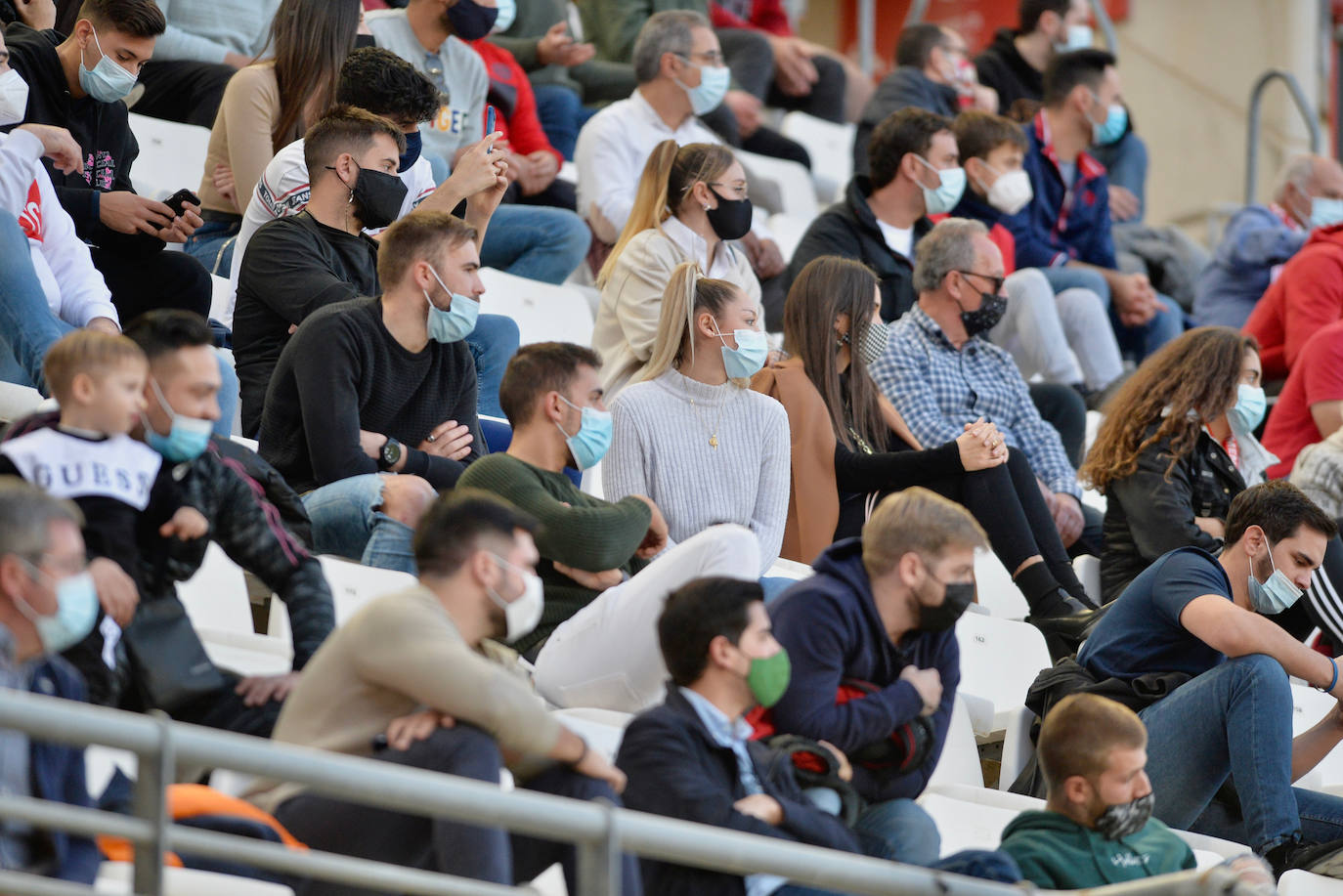 Fotos: La afición del Real Murcia y el UCAM durante el derbi de la capital, en imágenes