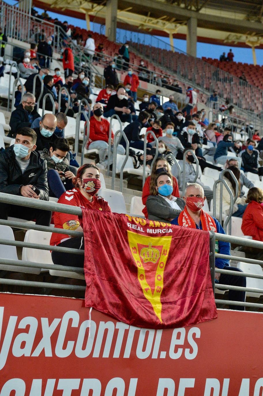 Fotos: La afición del Real Murcia y el UCAM durante el derbi de la capital, en imágenes